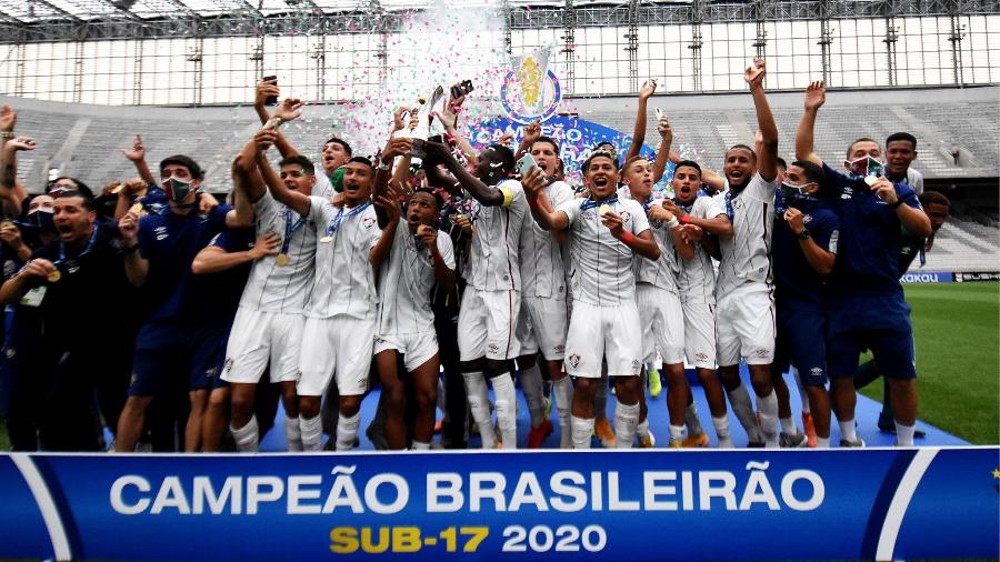 Elenco sub-17 do Fluminense levanta o troféu do Brasileiro da categoria - Mailson Santana / Fluminense F.C