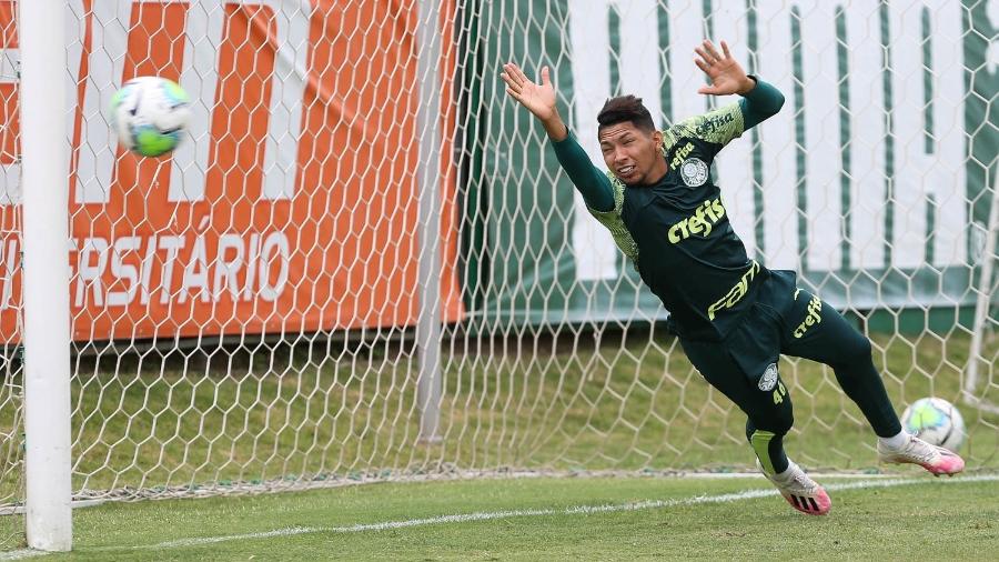 Rony tenta defender uma bola durante treino do Palmeiras na Academia de Futebol - Cesar Greco