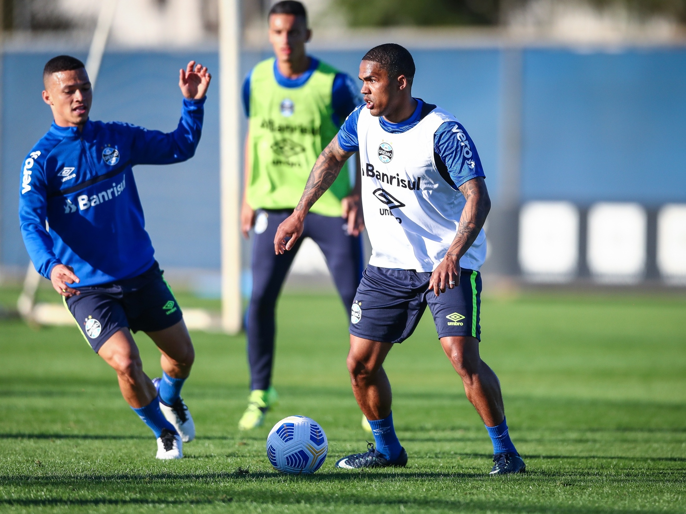 Sem Douglas Costa, São Paulo foca na contratação de Soteldo