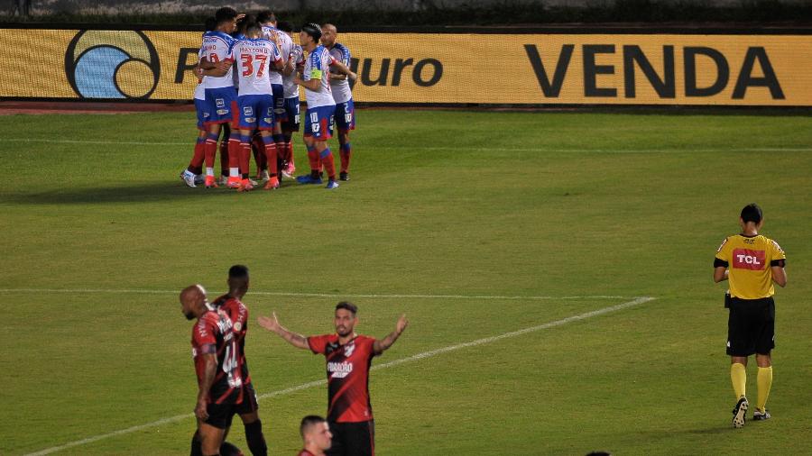 Jogadores do Bahia comemoram gol sobre o Athletico pelo Brasileiro - Jhony Pinho/AGIF