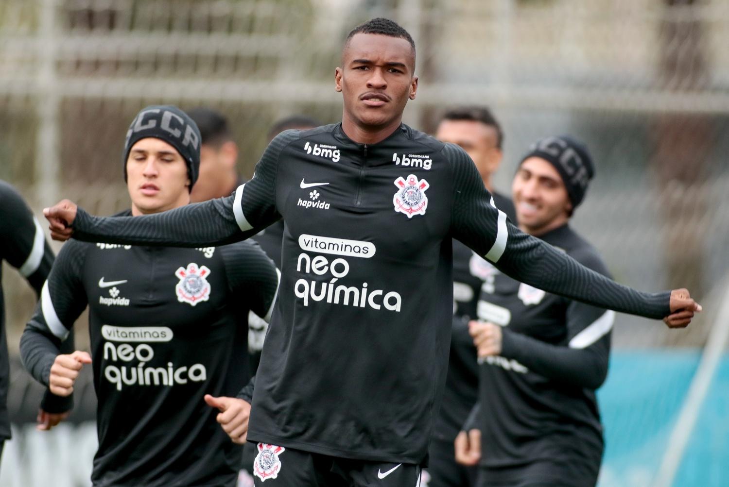 Matheus Alexandre celebra primeira vez entre os relacionados no Corinthians: 