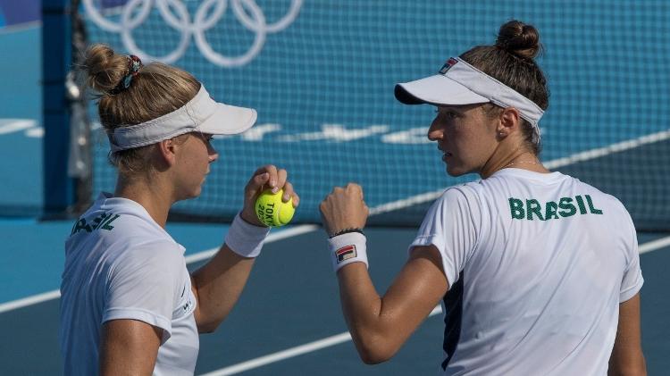 Laura Pigossi e Luisa Stefani em quadra na disputa pelo bronze - Júlio César Guimarães/COB - Júlio César Guimarães/COB
