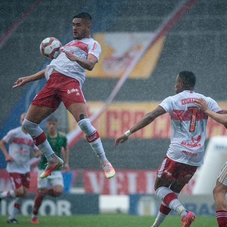 Choveu forte na capital alagoana durante partida entre CRB e Cruzeiro - Francisco Cedrim/CRB