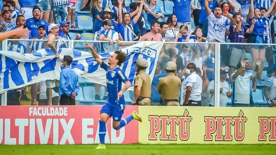 Valdivia comemora com a torcida gol que ajudou a colocar o Avaí de volta na Série A do Brasileirão - R.PIERRE/AGIF - AGÊNCIA DE FOTOGRAFIA/AGIF - AGÊNCIA DE FOTOGRAFIA/ESTADÃO CONTEÚDO