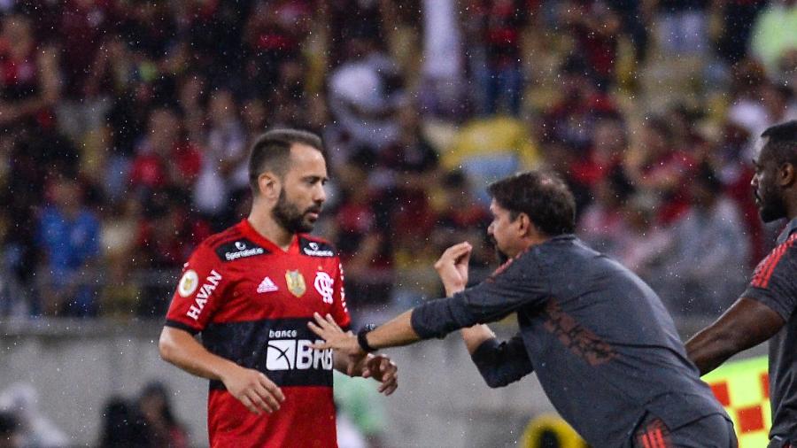 Éverton Ribeiro é orientado pelo técnico interino Maurício Souza em jogo do Flamengo contra o Ceará - Marcelo Cortes / CRF