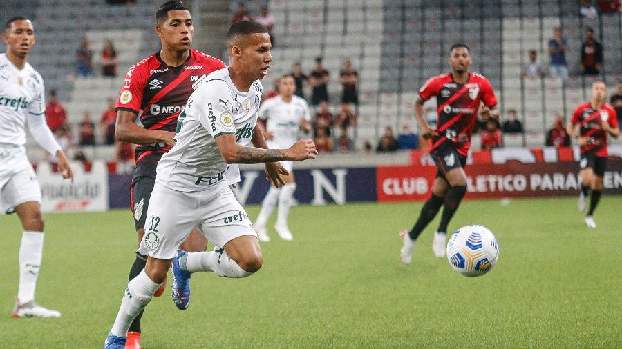 Gustavo Garcia durante jogada na partida entre Athletico-PR e Palmeiras - Gabriel Machado/AGIF