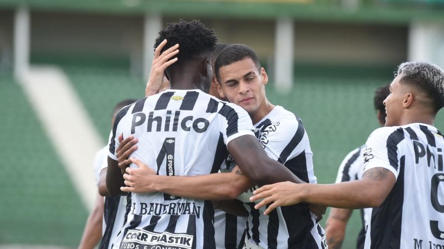 Eduardo Bauermann, zagueiro do Santos, celebra o seu gol no empate contra o Guarani, pelo Paulistão - Ivan Storti/Santos FC