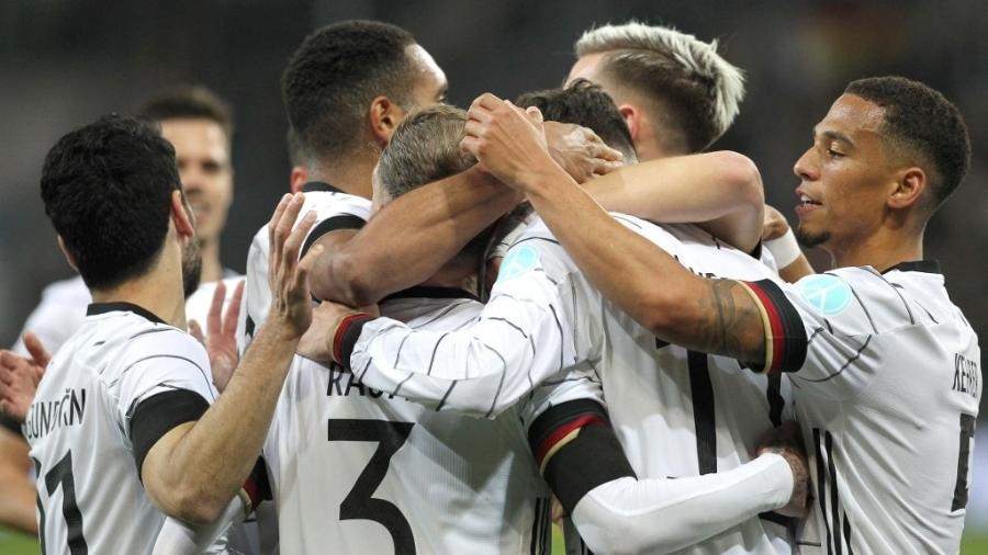 Jogadores alemães celebram gol em partida diante de Israel - DANIEL ROLAND / AFP