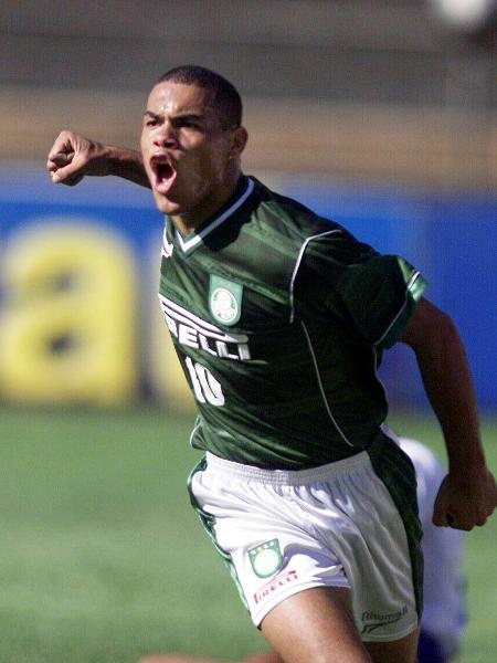 Ex-Palmeiras diz que árbitro 'tirou' Libertadores de 2000 do time: 'Se  existisse VAR naquela época, teria apitado três vezes o pênalti em mim' -  ESPN