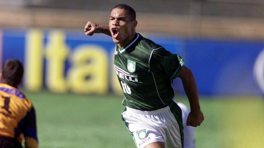 Lopes comemora gol pelo Palmeiras diante do Bahia, pelo Campeonato Brasileiro de 2001, no Parque Antartica - Francio de Hollanda / Folha Imagem
