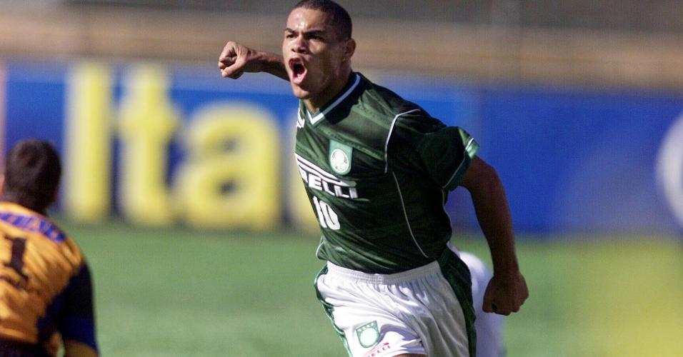 Lopes comemora gol pelo Palmeiras diante do Bahia, pelo Campeonato Brasileiro de 2001, no Parque Antartica