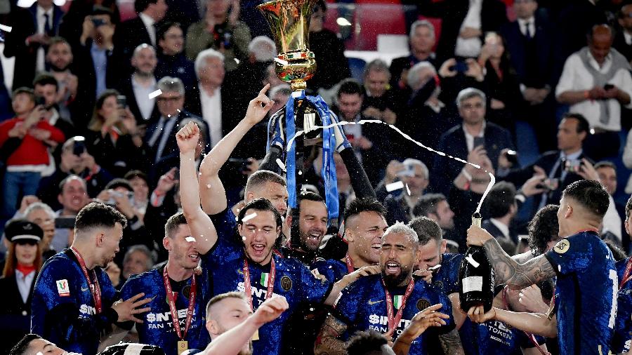 Jogadores da Inter de Milão comemoram o título da Copa da Itália 2021/22 - FILIPPO MONTEFORTE / AFP