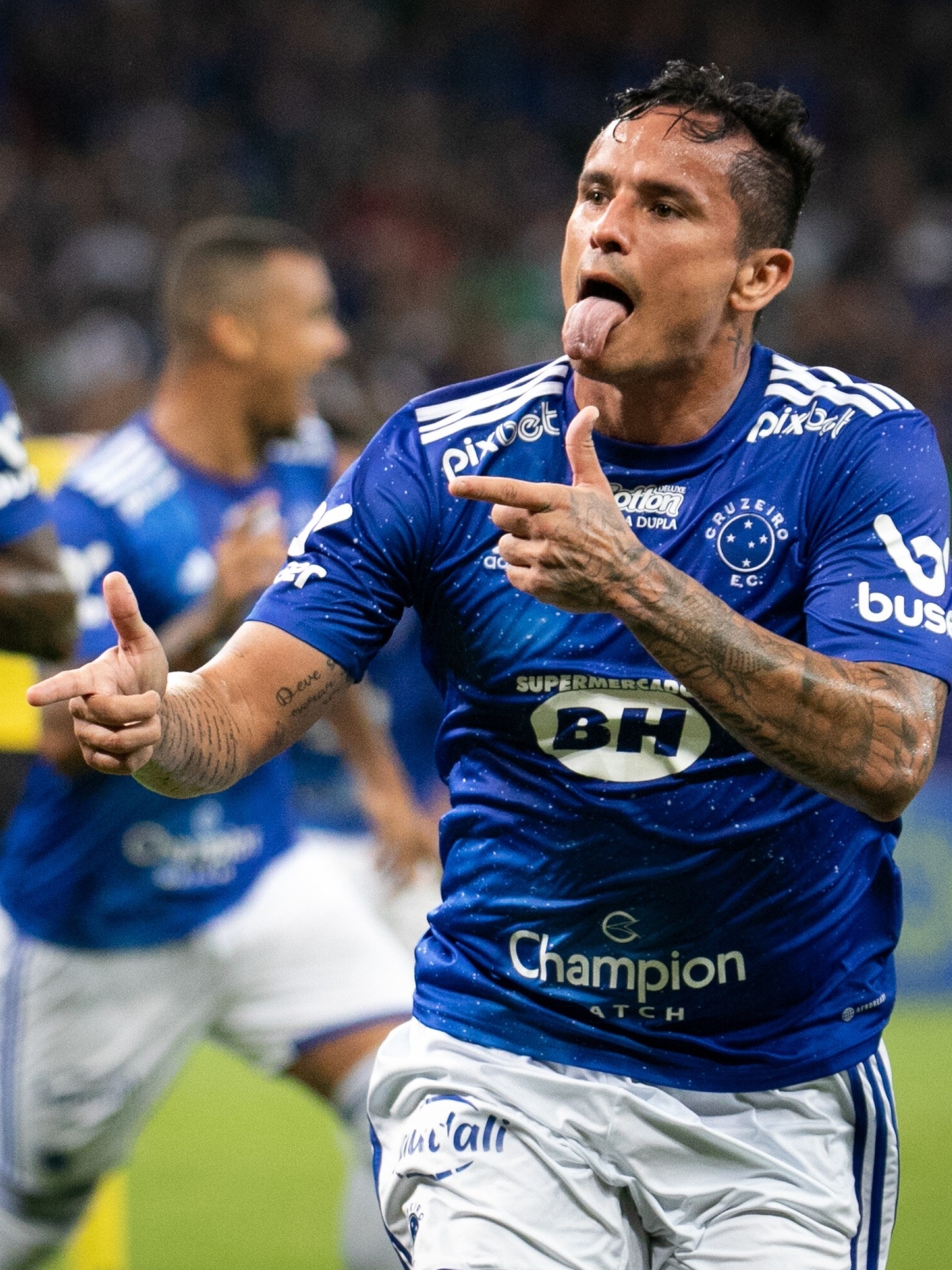 Cruzeiro vence o CRB, afasta mais um fantasma e segue sobrando