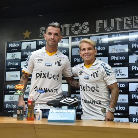 Carabajal e Soteldo são apresentados à imprensa pelo Santos