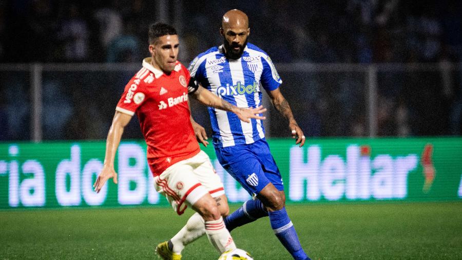 Gabriel, do Inter, disputa bola com Bruno Silva, do Avaí, em jogo pelo Brasileirão - ROBERTO ZACARIAS/ISHOOT/ESTADÃO CONTEÚDO