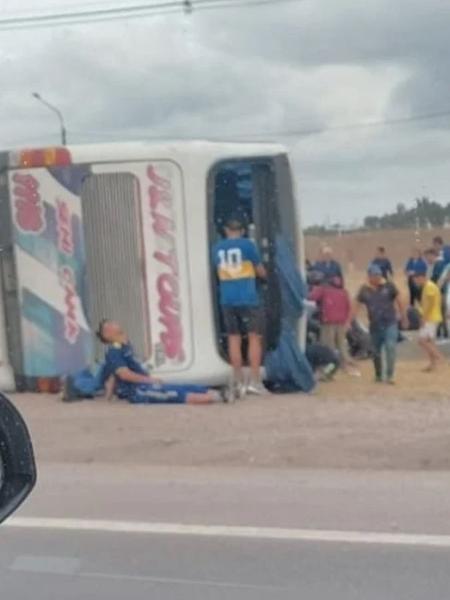 Ônibus com torcedores do Boca Juniors capota em Mendoza - Reprodução