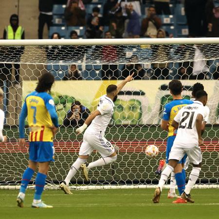 Karim Benzema converte pênalti e inaugura o placar na semifinal da Supercopa da Espanha entre Real Madrid e Valencia - Giuseppe Cacace/AFP
