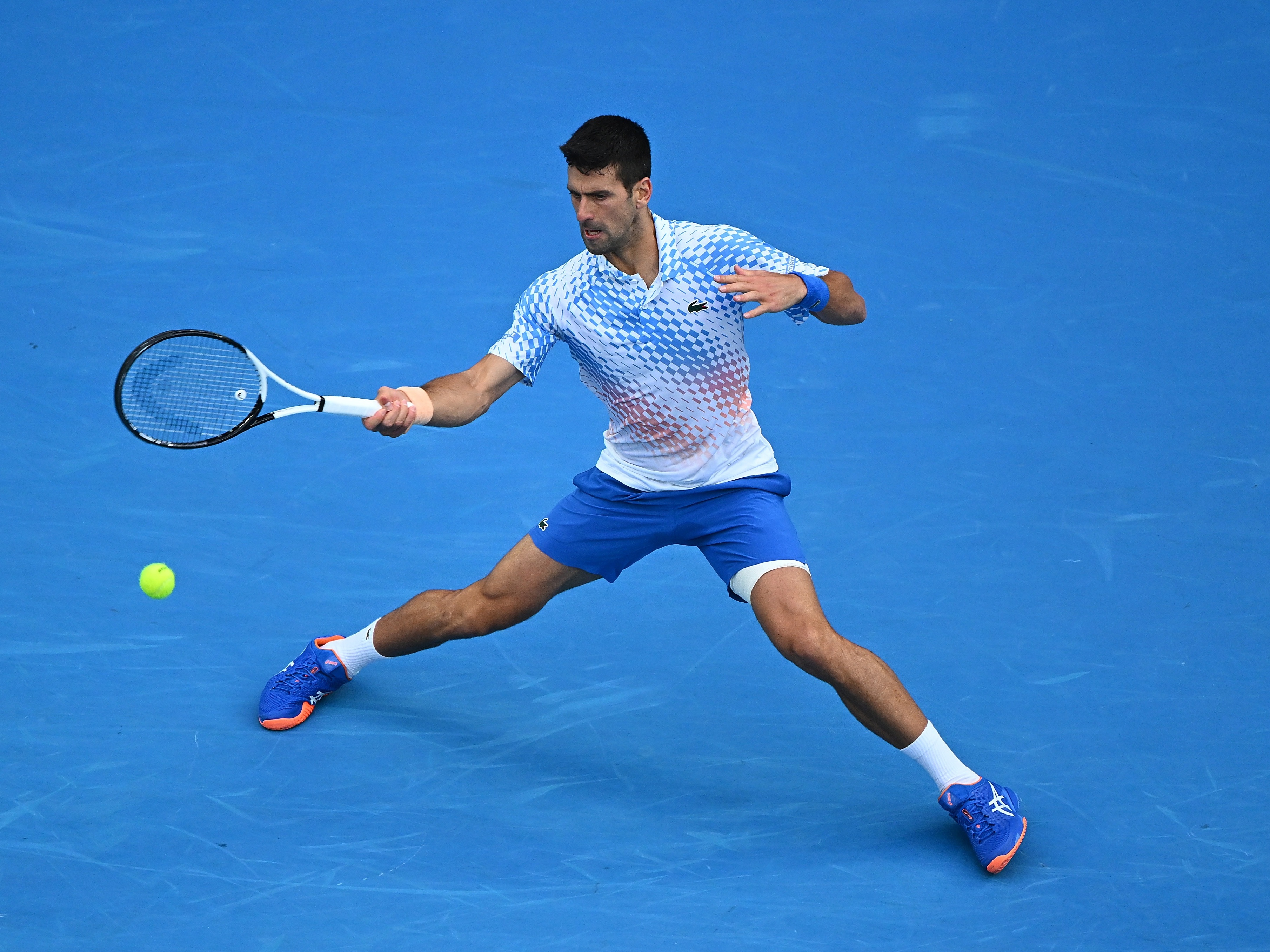 Djokovic é atingido nas pernas por smash à queima-roupa quando