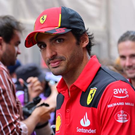 Carlos Sainz, piloto da Ferrari, chega ao GP de Mônaco