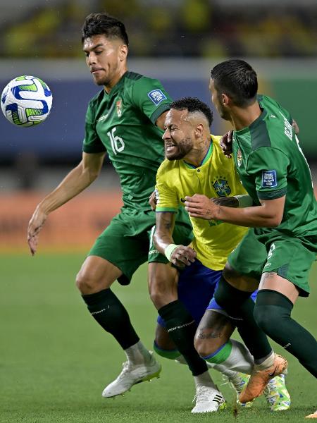 Neymar sofre falta durante Brasil x Bolívia, duelo das Eliminatórias