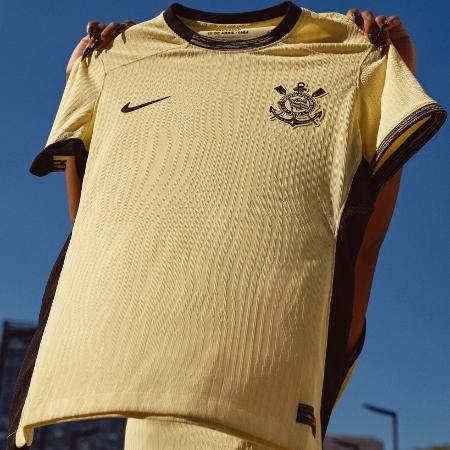 Nike lançou a nova camisa amarela para celebrar a participação dos jogadores da Democracia Corintiana nas 'Diretas Já'