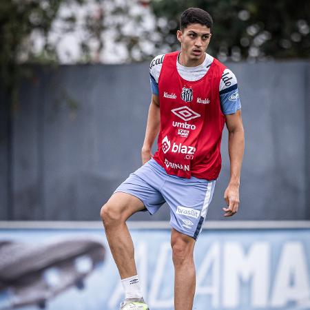 Zagueiro Jair, em ação no treino do Santos, no CT Rei Pelé