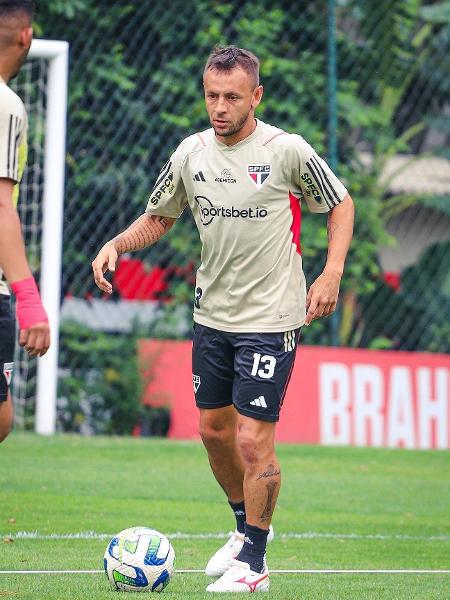 Lateral Rafinha, do São Paulo, durante treino no CT da Barra Funda