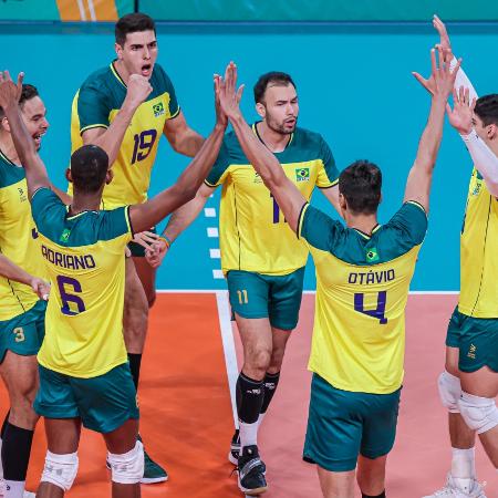 Pan 2023: Equipe do Brasil celebra ponto contra a Argentina na final do vôlei masculino