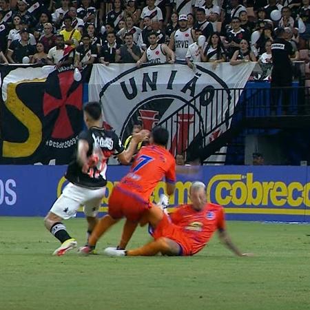 Bruno Lima, do Audax-RJ, sofreu fratura após choque com um companheiro no jogo contra o Vasco