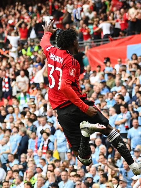 Kobbie Mainoo, do Manchester United, comemora gol contra Manchester City na final da Copa da Inglaterra