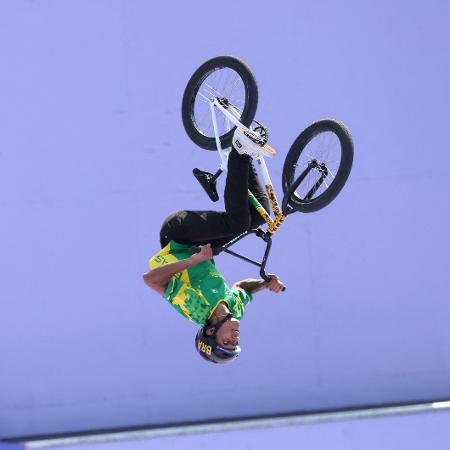 Gustavo Bala Loka durante a classificação do ciclismo BMX Freestyle nas Olimpíadas de Paris