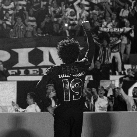 Talles Magno comemora com os punhos cerrados após marcar pelo Corinthians contra o Bragantino, pela Sul-Americana