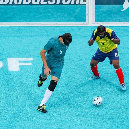 Jogadores de Brasil e Colômbia, durante disputa do bronze no futebol de cegos das Paralimpíadas 2024.