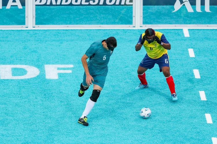 Jogadores de Brasil e Colômbia, durante disputa do bronze no futebol de cegos das Paralimpíadas 2024.