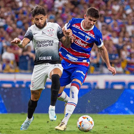 Yuri Alberto disputa a bola em Fortaleza x Corinthians, jogo da Sul-Americana