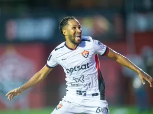 Vitória bate o Bragantino e devolve o Corinthians para o Z4 do Brasileirão