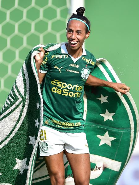Dudinha, do Palmeiras, comemora com escudo do Palmeiras na final do Paulistão Feminino