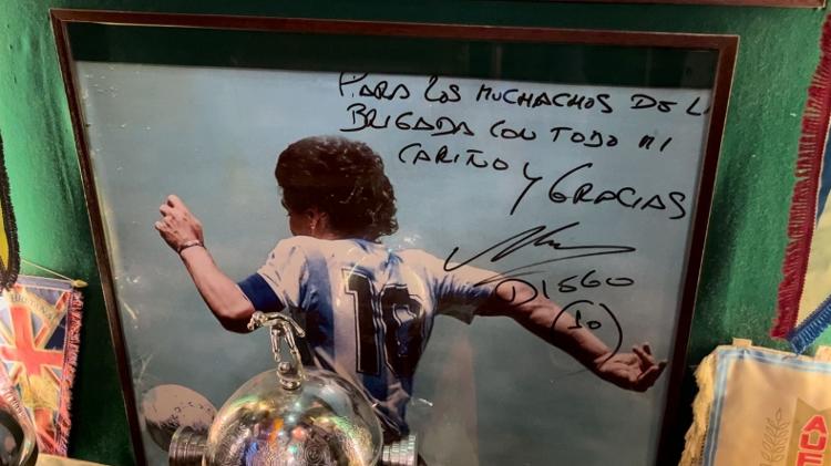 Autógrafo de Maradona em quadro para "los muchachos de La Brigada", seu restaurante preferido