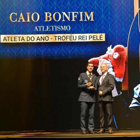 Caio Bonfim levou o Troféu Rei Pelé, o prêmio de melhor atleta do ano - Divulgação/X @TimeBrasil