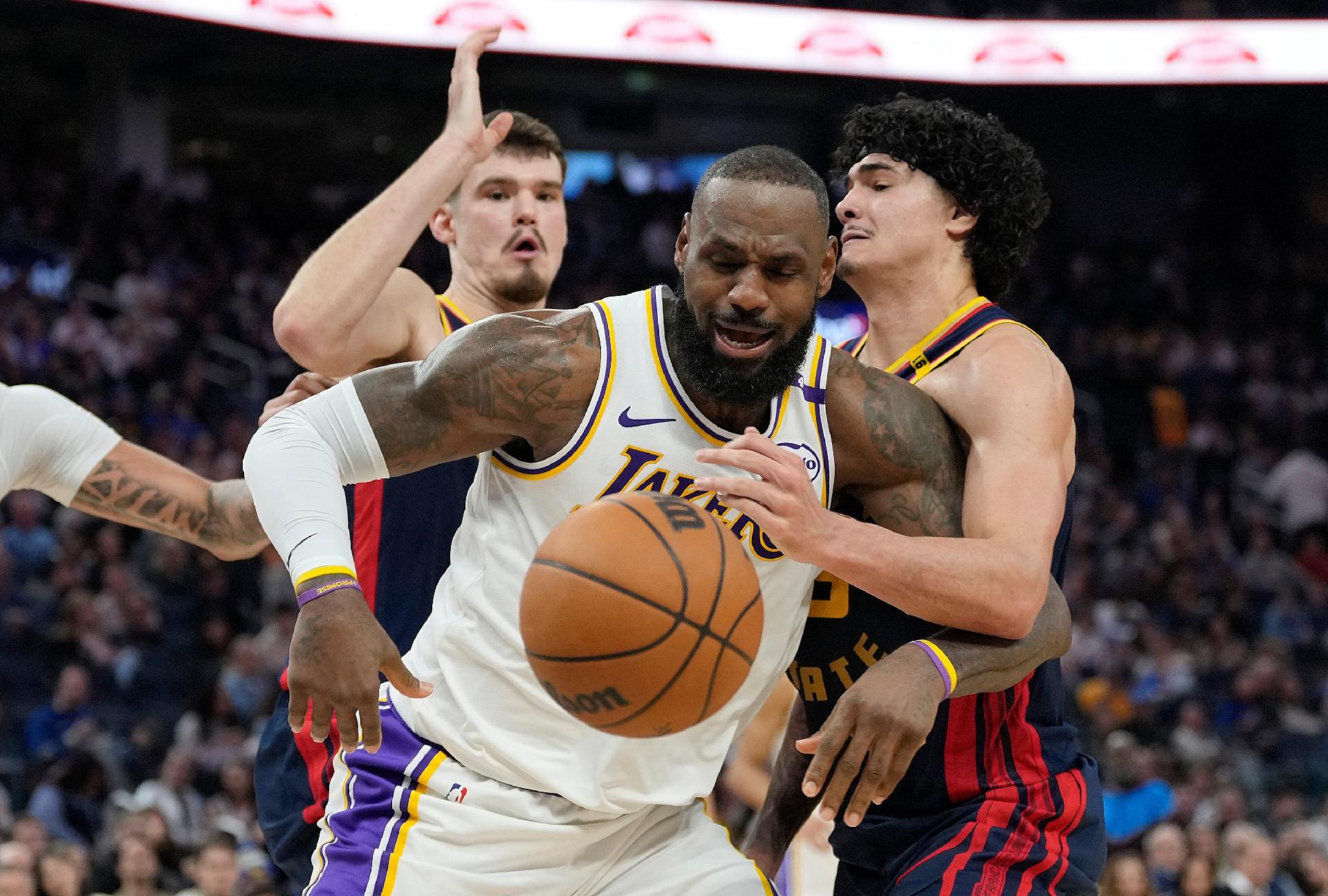 Brasileiro Gui Santos, do Golden State Warriors, marca LeBron James, do Los Angeles Lakers, em duelo pela NBA - undefined