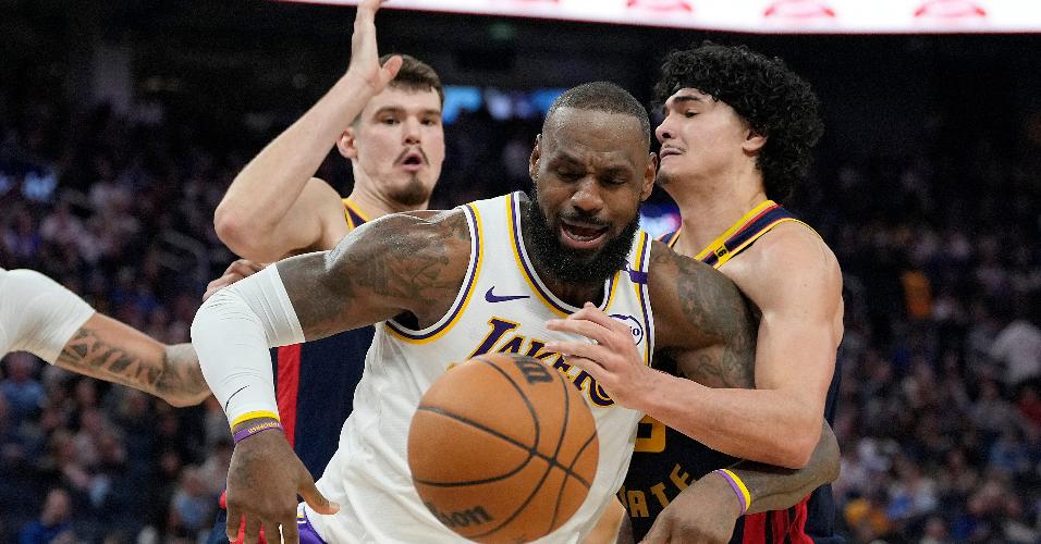 Brasileiro Gui Santos, do Golden State Warriors, marca LeBron James, do Los Angeles Lakers, em duelo pela NBA