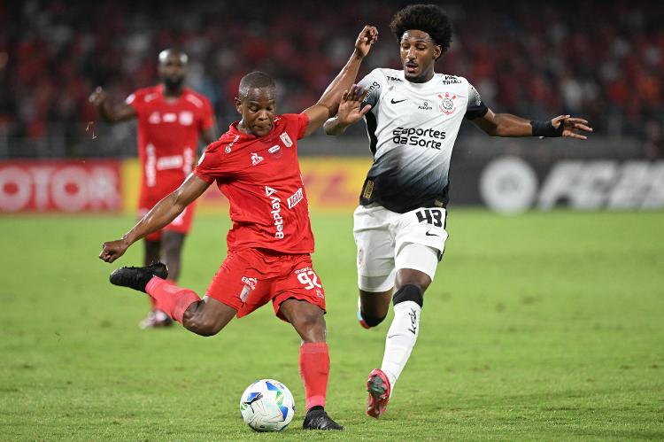 Talles Magno tenta roubar a bola durante América de Cali x Corinthians, duelo da Sul-Americana Talles Magno tenta roubar a bola durante América de Cali x Corinthians, duelo da Sul-Americana