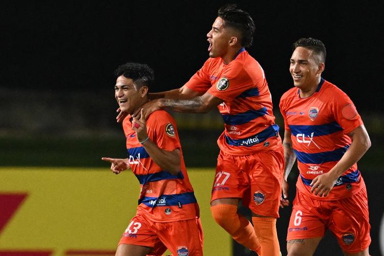 Jogadores do Puerto Cabello celebram gol de Padrón diante do Vasco em duelo da Sul-Americana Jogadores do Puerto Cabello celebram gol de Padrón diante do Vasco em duelo da Sul-Americana