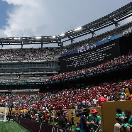 Recado no painel de LED do MetLife avisa sobre paralisação da partida entre Palmeiras e Al Ahly Recado no painel de LED do MetLife avisa sobre paralisação da partida entre Palmeiras e Al Ahly