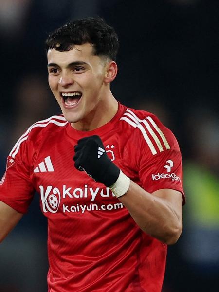 Ramón Sosa, do Nottingham Forest, contra o Luton Town pela Copa da Liga Inglesa Ramón Sosa, do Nottingham Forest, contra o Luton Town pela Copa da Liga Inglesa
