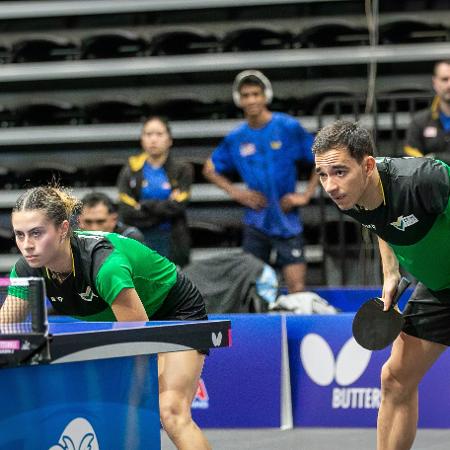 Hugo Calderano e Bruna Takahashi em ação no Pan-Americano de tênis de mesa