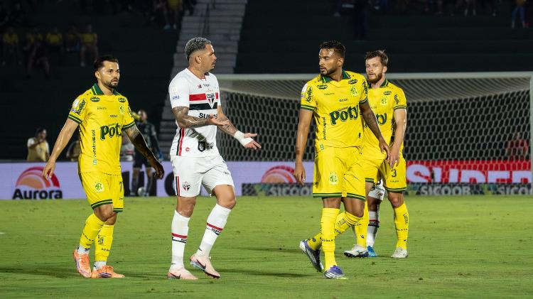 Reinaldo e Luciano se estranham na partida entre São Paulo e Mirassol no estádio Brinco de Ouro