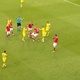 Eriksen passa mal de novo, &eacute; atendido &agrave;s pressas no gramado, mas est&aacute; bem