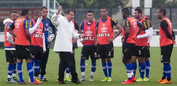 Celso Roth conversa com os jogadores em treinamento agitado em São Januário - Paulo Fernandes / Site oficial do Vasco