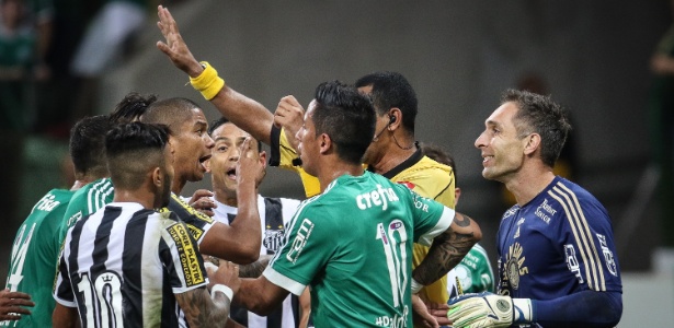 Jogadores do Palmeiras discutem durante jogo válido pelo Brasileirão - Ricardo Nogueira/Folhapress
